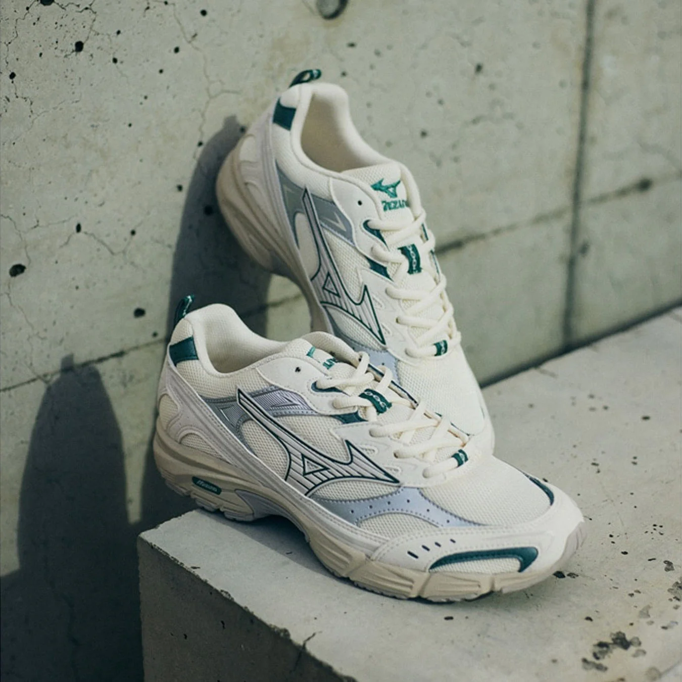 Mizuno Womens MXR Casual Trainer Pristine / Wind Chime / Bistro Green - Image 4