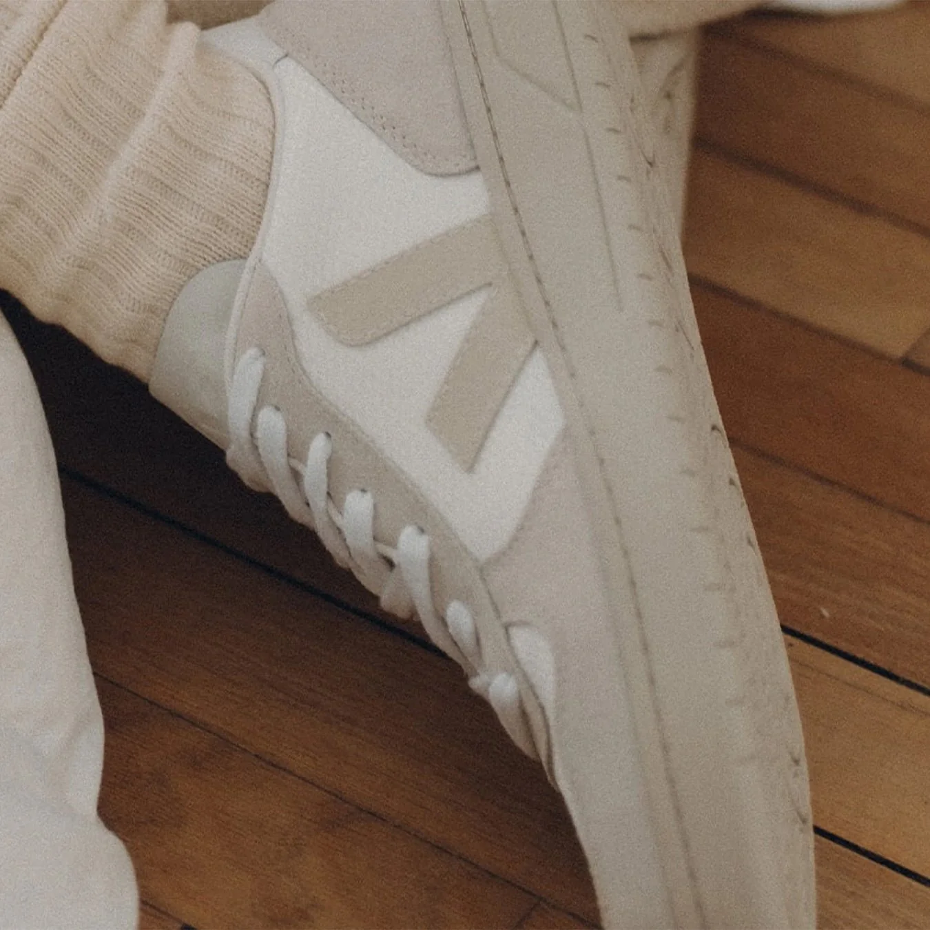 Veja V-10 Trainer White Natural Pierre - Image 4